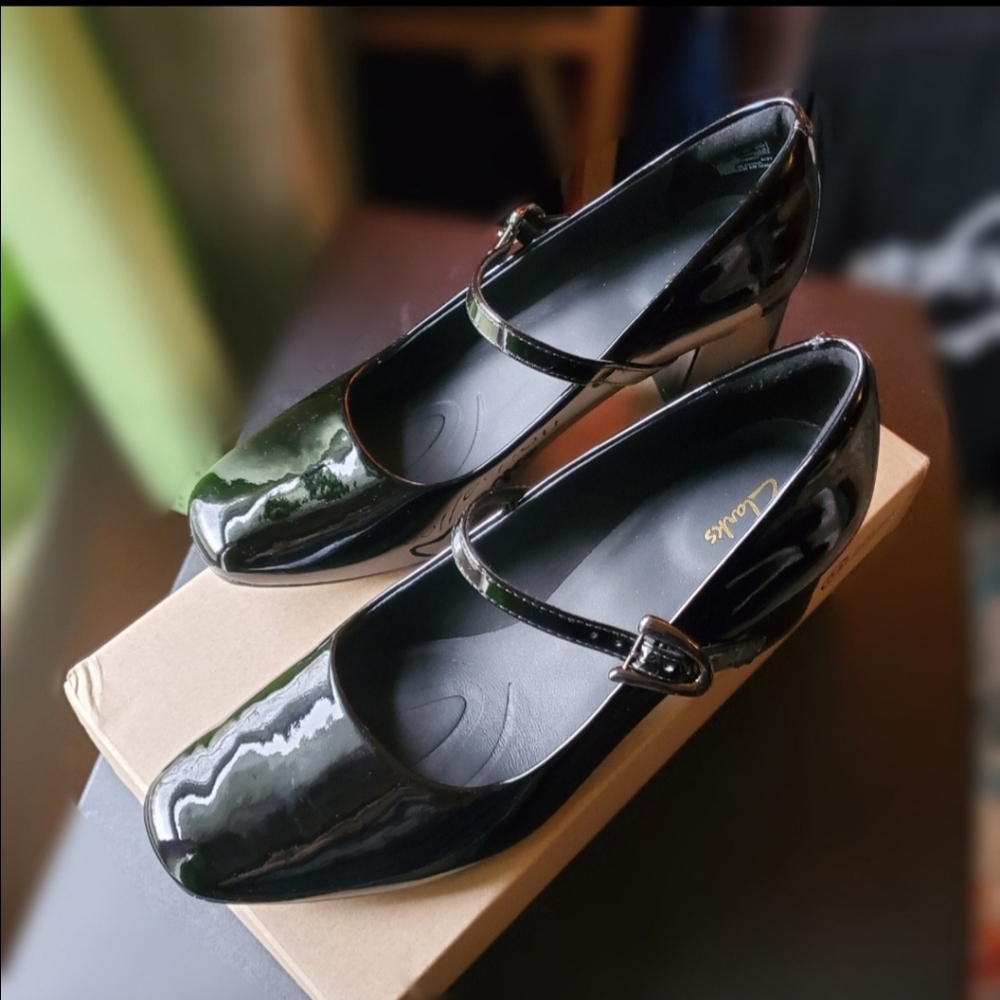 Clarks patent leather heels sz 8